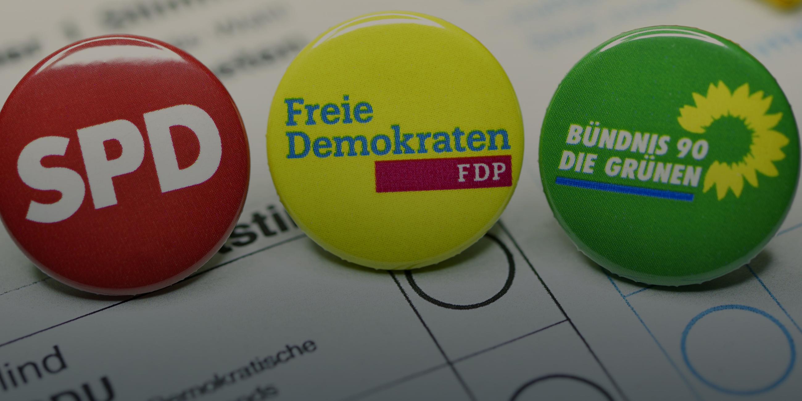 Parteien-Anstecker auf einem Stimmzettel