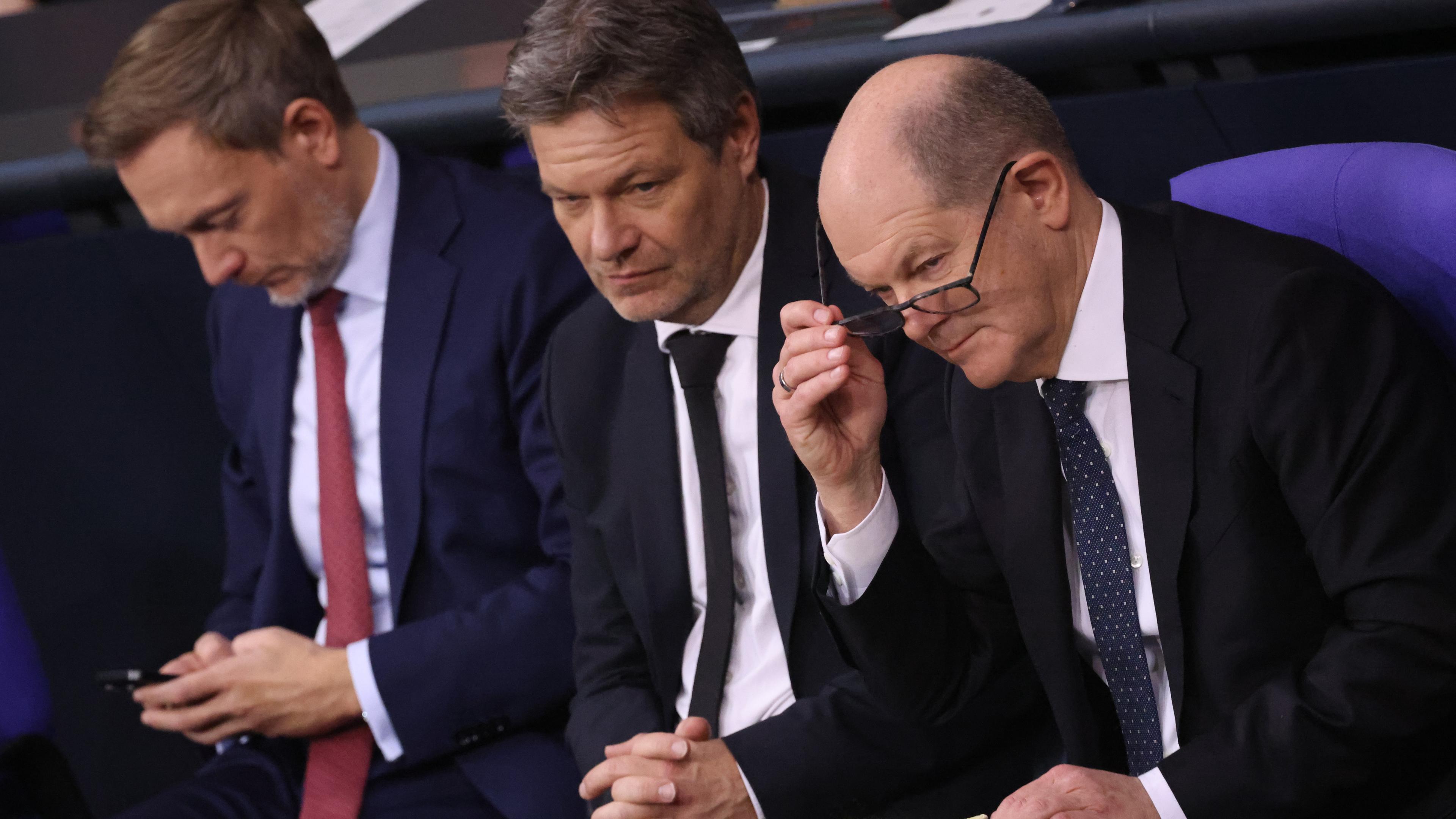 Olaf Scholz (L), Christian Lindner (M), Robert Habeck, (R) aufgenommen am 15.11.2023 in Berlin