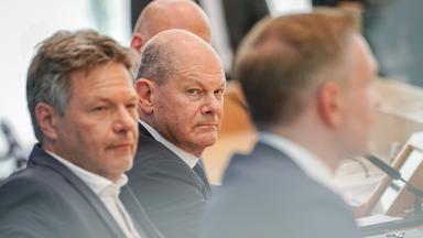 Olaf Scholz, Robert Habeck und Christian Lindner nehmen an einer Pressekonferenz zum Haushaltsplan 2025 teil am 05.07.2024.