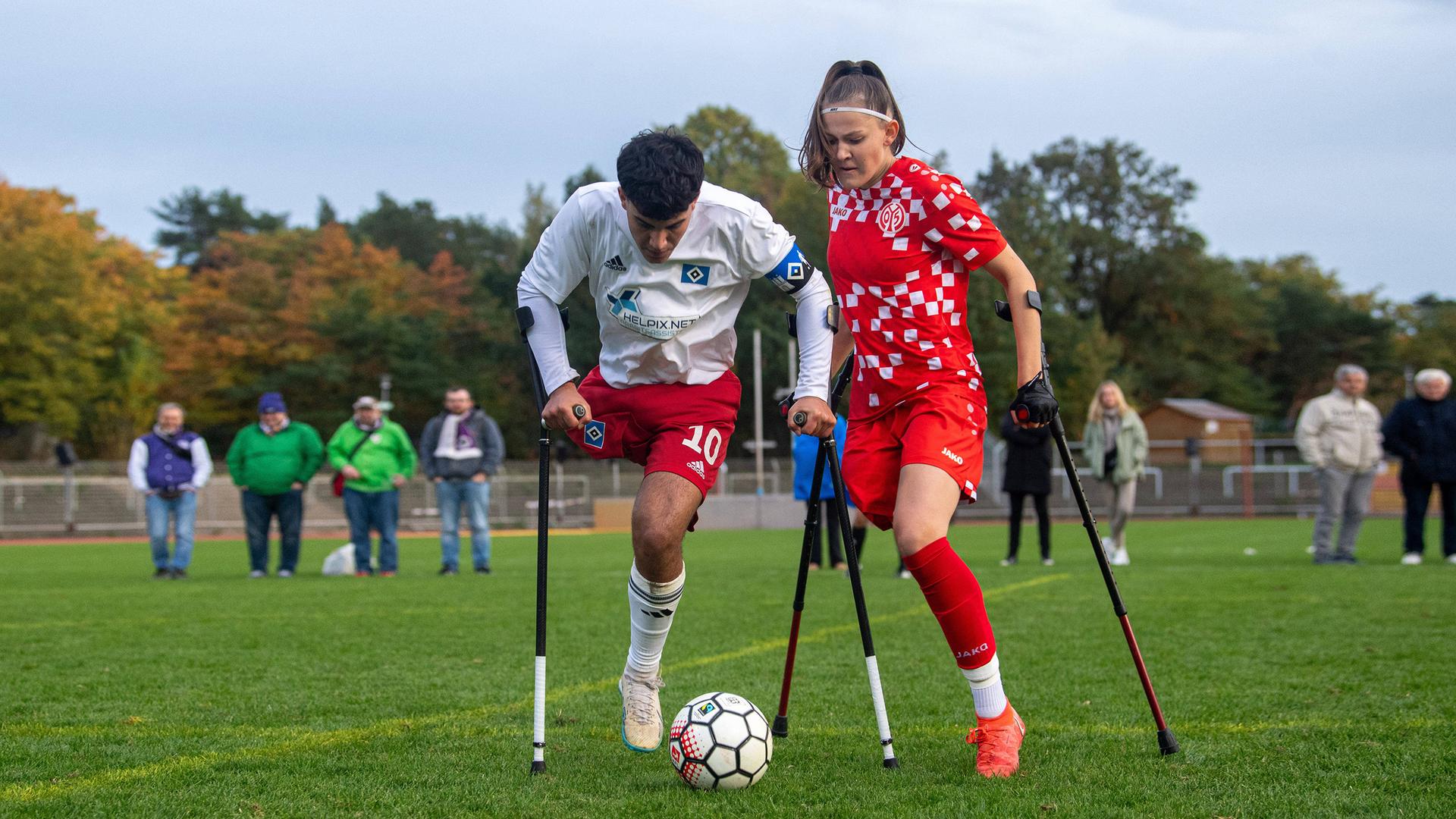 Majed Sajid vom HSV und Nicola Roos von Mainz 05