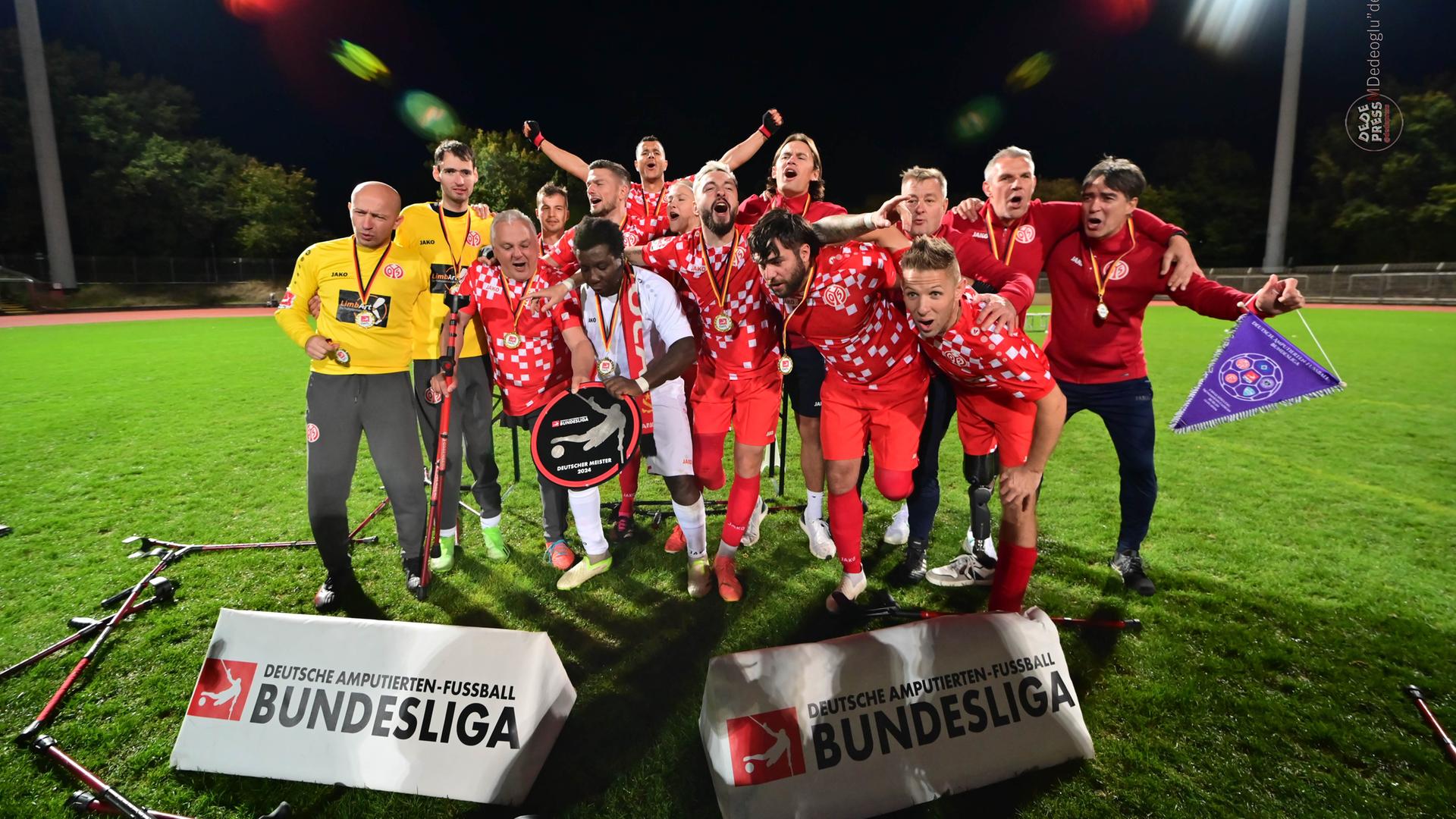 Die Amputierten-Fußballmannschaft des FSV Mainz 05 feiert den Meistertitel 2024.