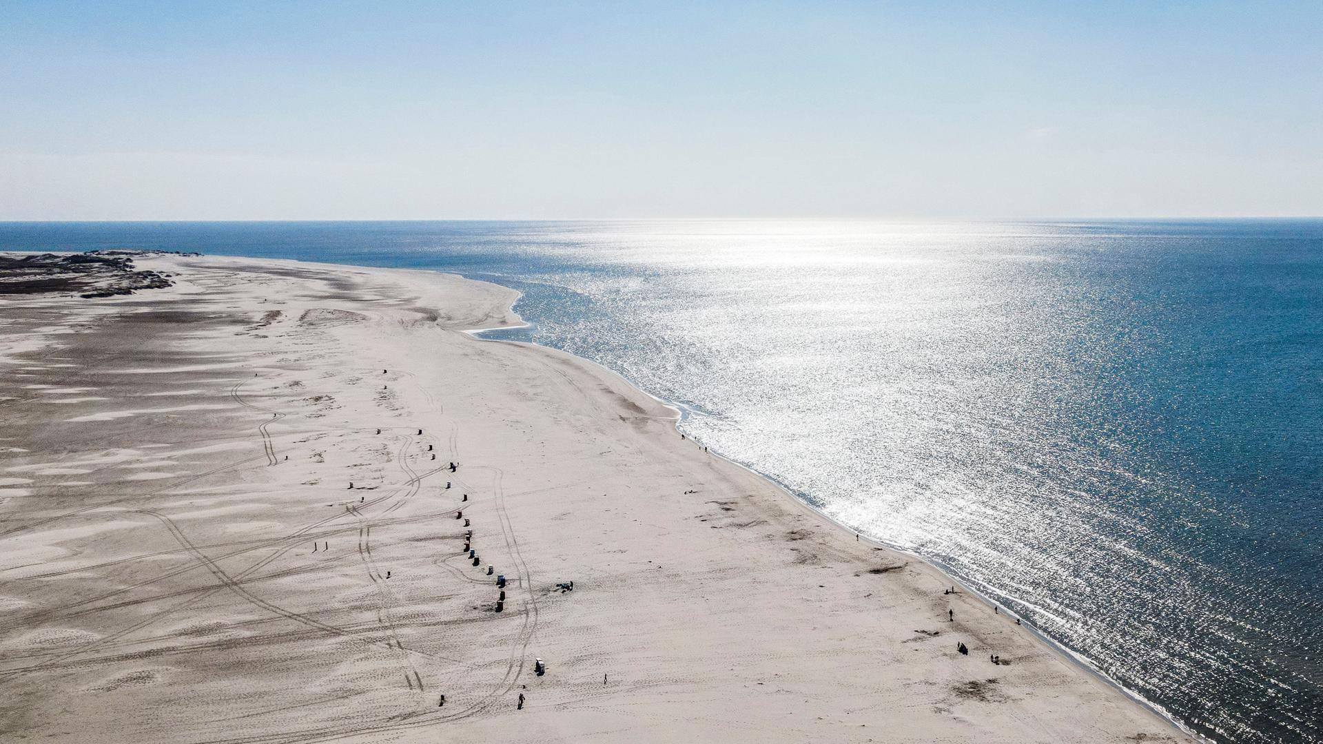 Schleswig-Holstein, Norddorf: Die Sonne scheint auf den Strand von Norddorf auf der Nordseeinsel Amrum. Archivbild