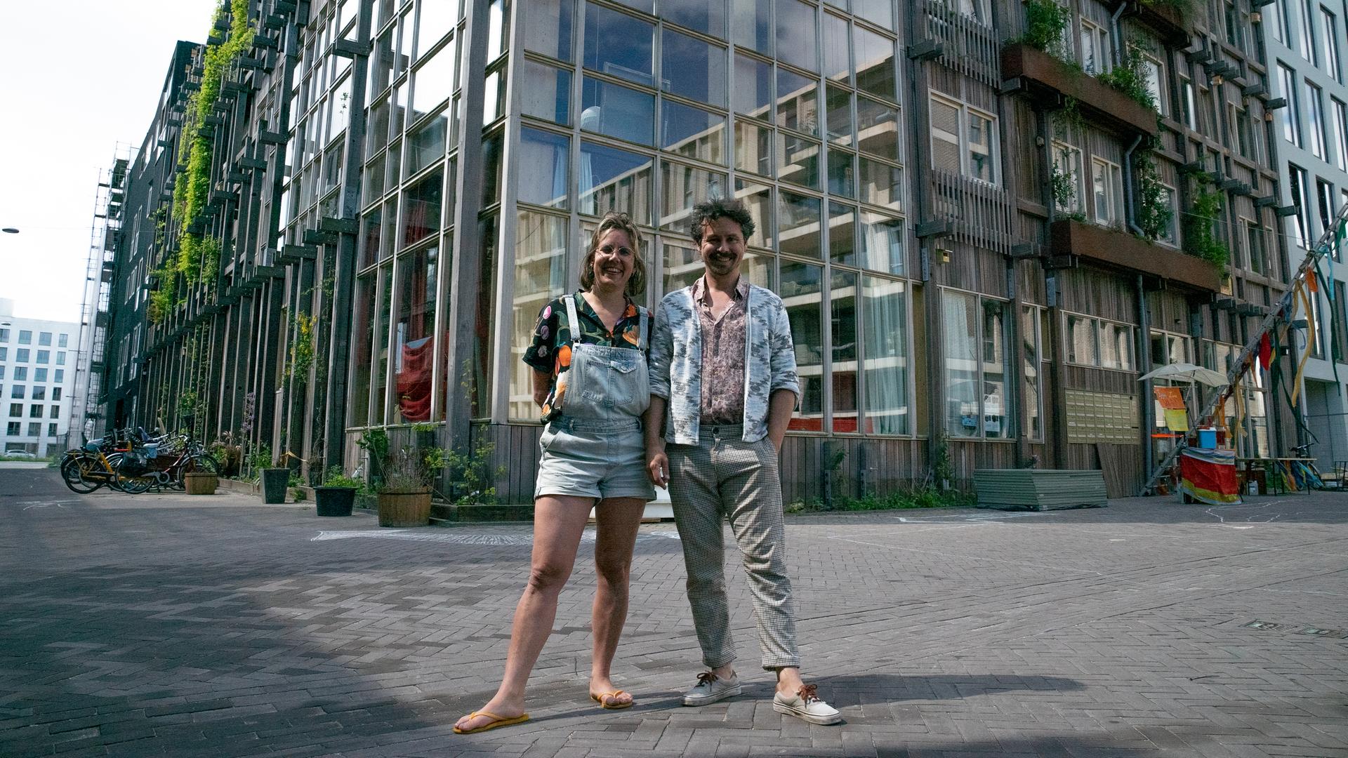 Kim Otten und Chandar van der Zande vor ihrem Zuhause: der innovativen Wohnkooperative „De Warren“ in Amsterdam.