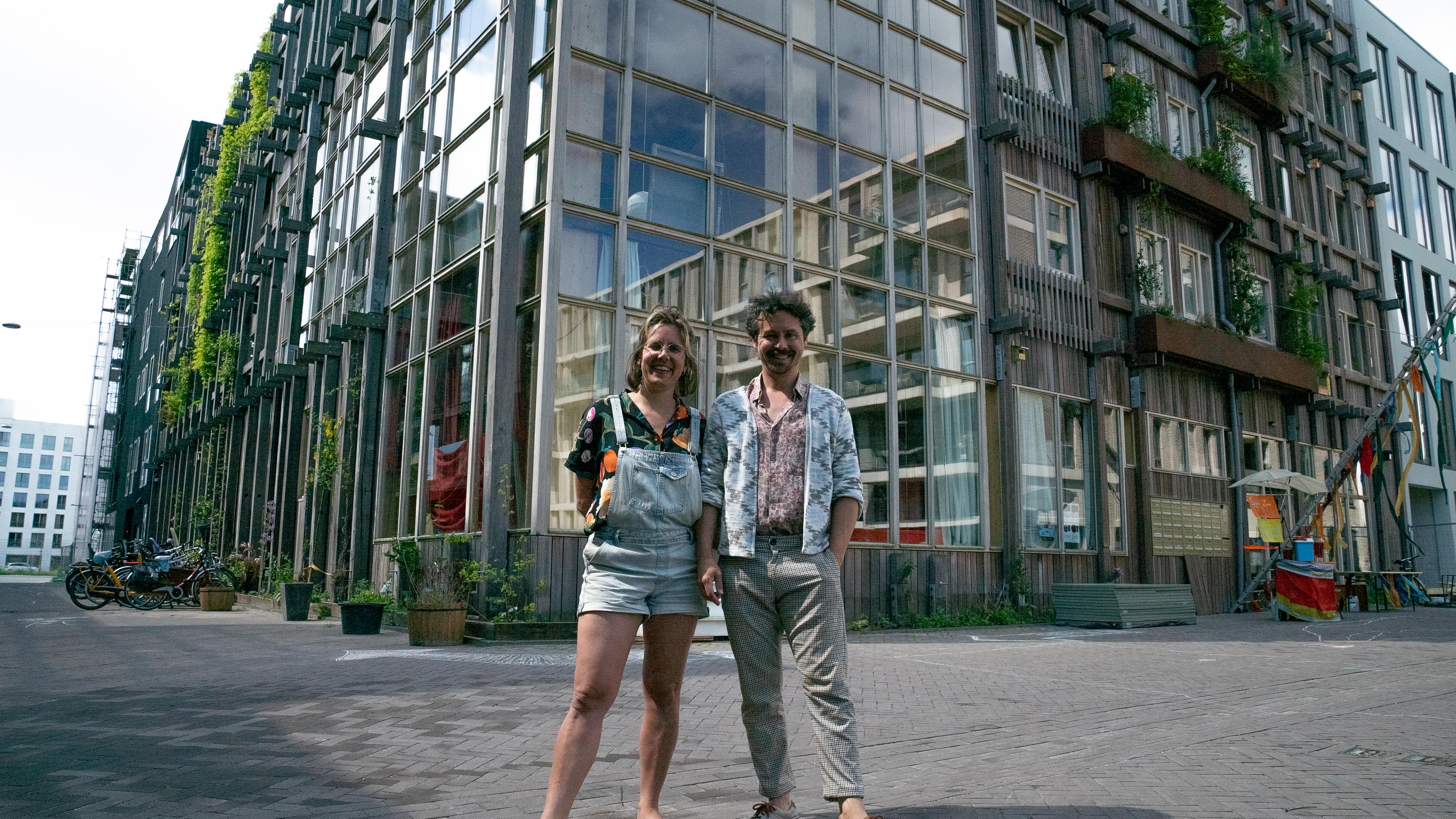 Kim Otten und Chandar van der Zande vor ihrem Zuhause: der innovativen Wohnkooperative „De Warren“ in Amsterdam.