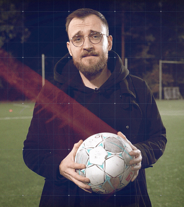 Host Nico Heymer mit Fußball in der Hand auf einem Fußballplatz 