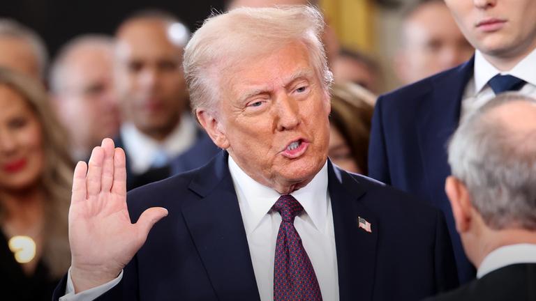 Donald Trump mit gehobener Hand bei seinem Amtseid