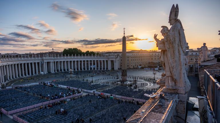 Besucher kommen frühmorgens zur Amtseinführung von Papst Leo XIV. auf den Petersplatz. 