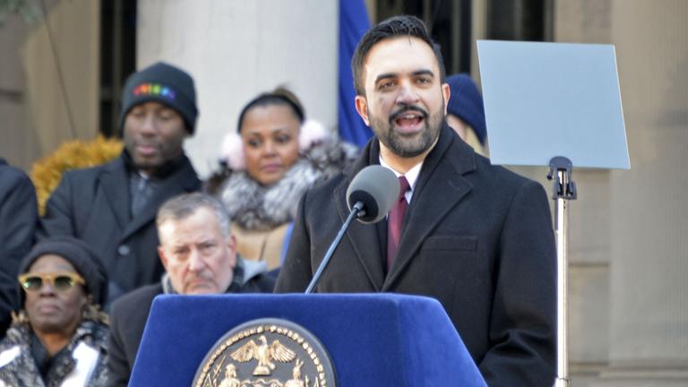 Der New Yorker Bürgermeister Zohran Mamdani hält am 1. Januar 2026 in New York seine Antrittsrede.