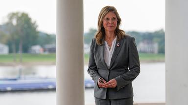 Die demokratische Gouverneurskandidatin Amy Acton bei einem Wahlkampfauftritt in Marietta, Ohio. Im Hintergrund fließt der Ohio River.