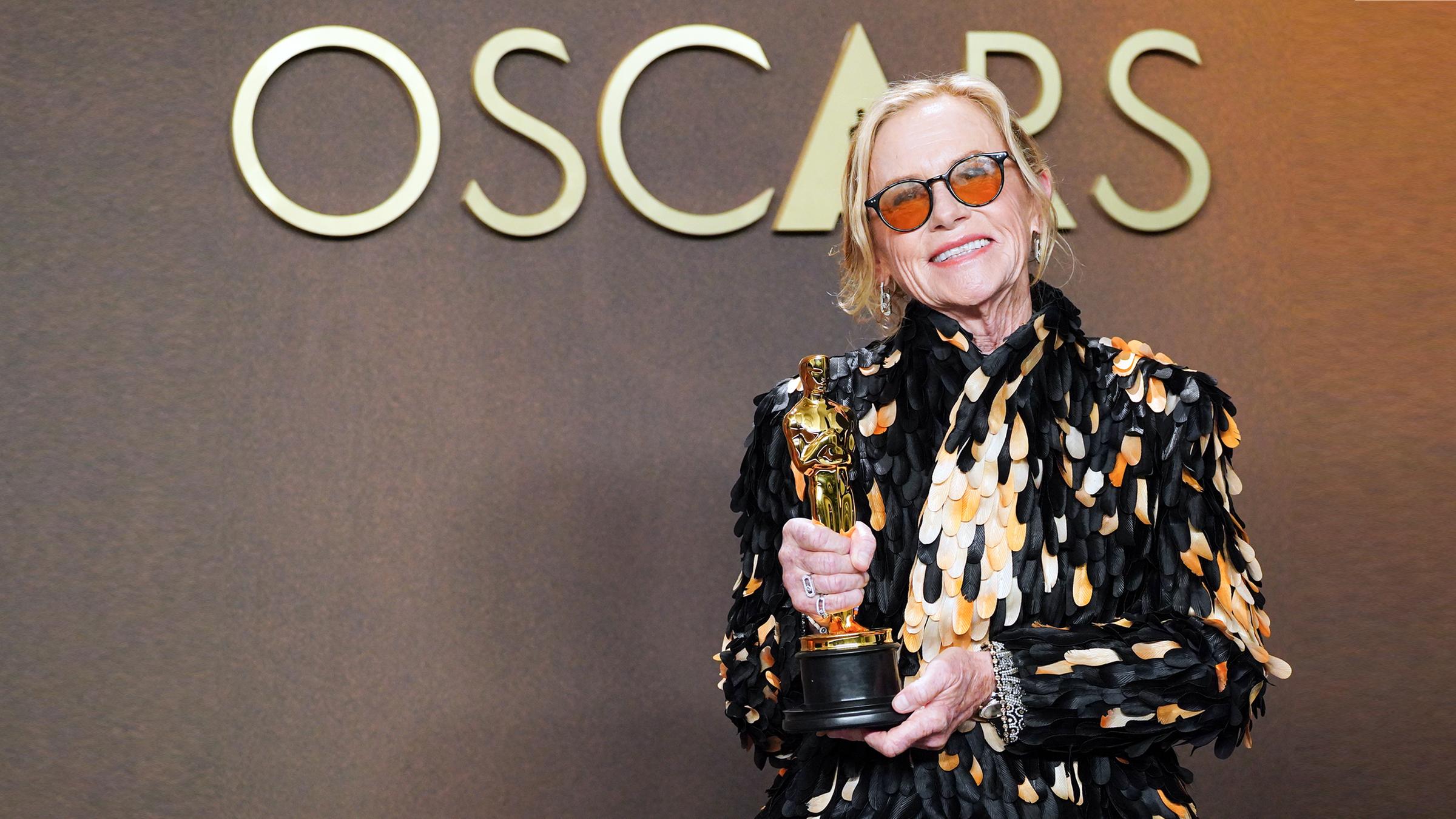 Stolz hält Amy Madigan ihren Oscar in der Hand. 