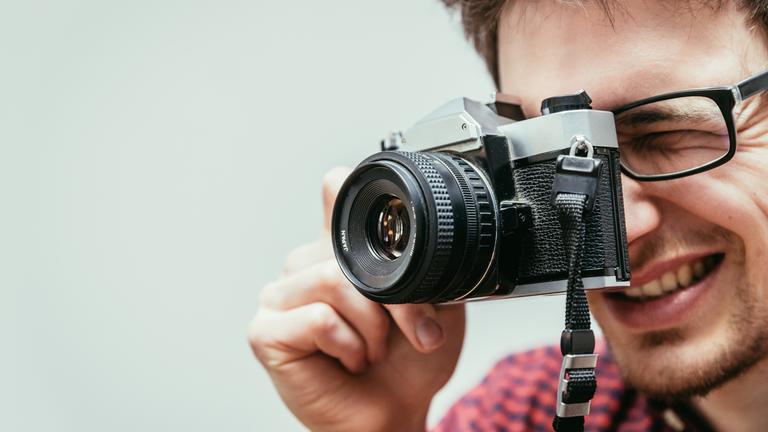 Mann mit Analogkamera