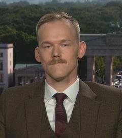Nahost-Experte Fabian Hinz vor dem Brandenburger Tor. 