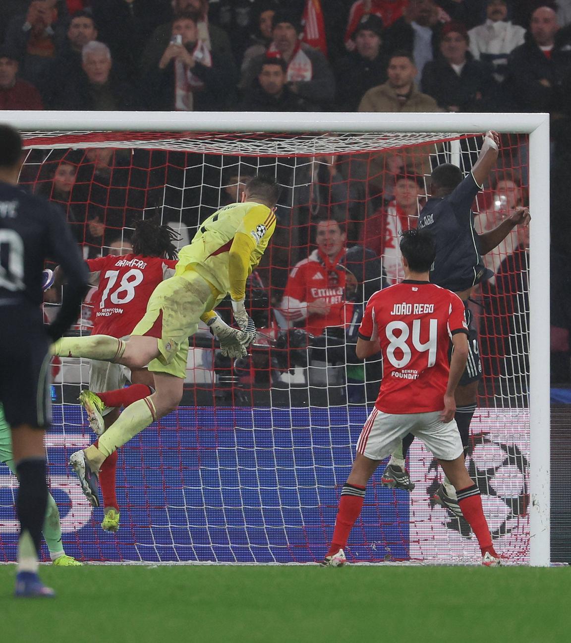 Real Madrids Torwart Anatolij Trubin schießt das 4:2 am 28.01.2026 in Lissabon. 