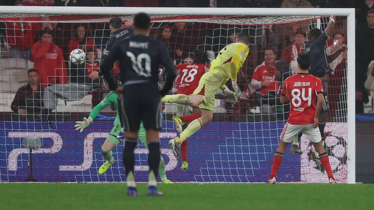 Real Madrids Torwart Anatolij Trubin schießt das 4:2 am 28.01.2026 in Lissabon. 