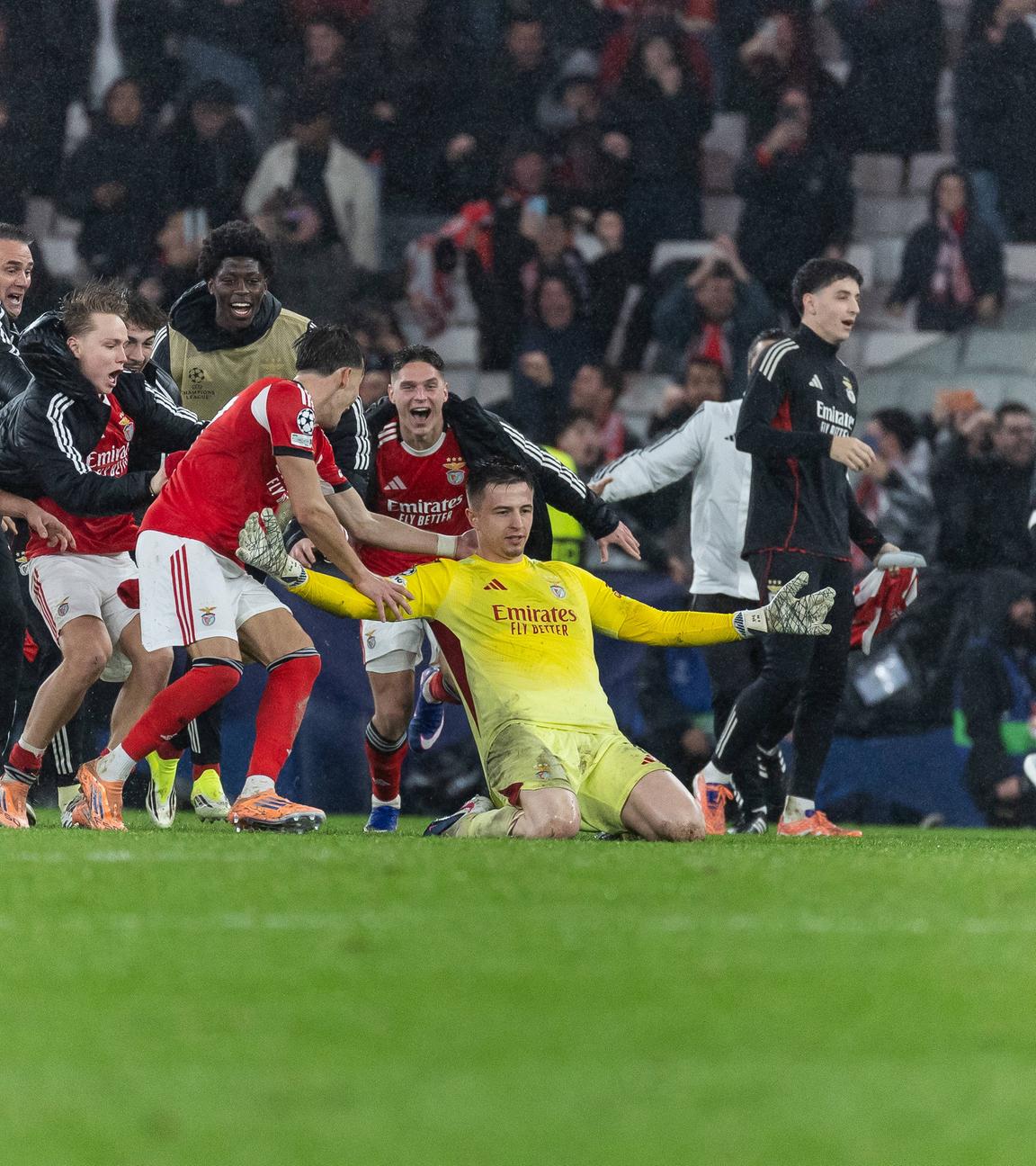 Torwart Anatolij Trubin jubelt nach seinem Tor am 28.01.2026 in Lissabon.