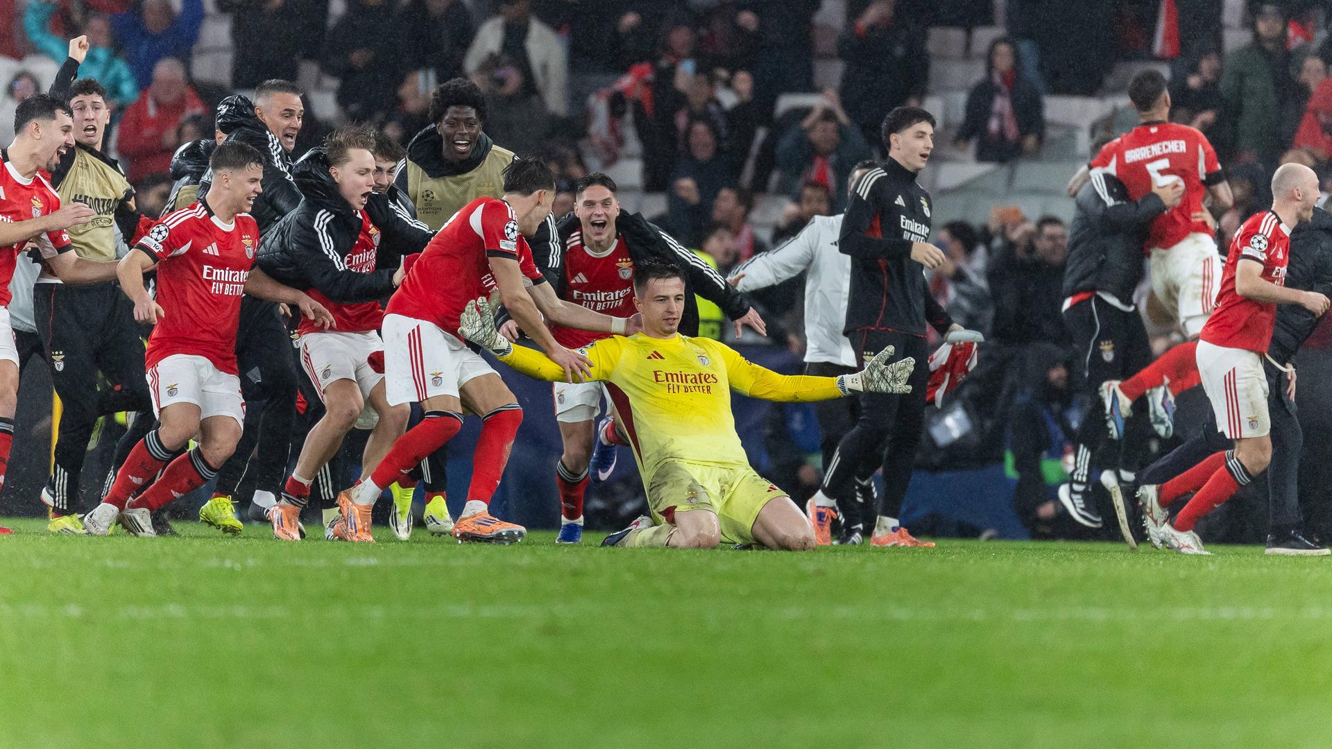 Torwart Anatolij Trubin jubelt nach seinem Tor am 28.01.2026 in Lissabon.