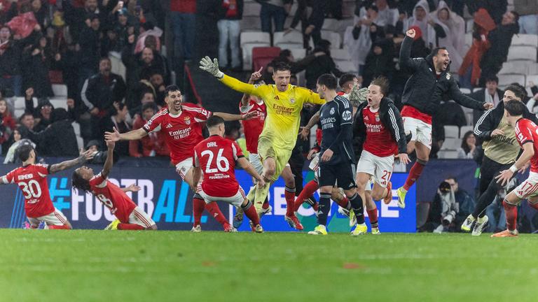 Torwart Anatolij Trubin jubelt nach seinem Tor am 28.01.2026 in Lissabon.