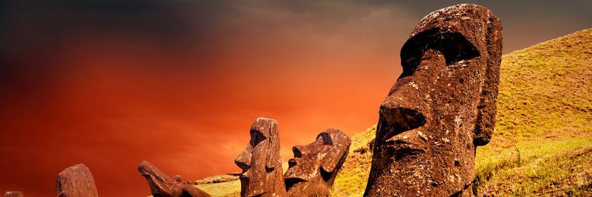 Eine Gruppe Moai Skulpturen steht auf der Osterinsel.