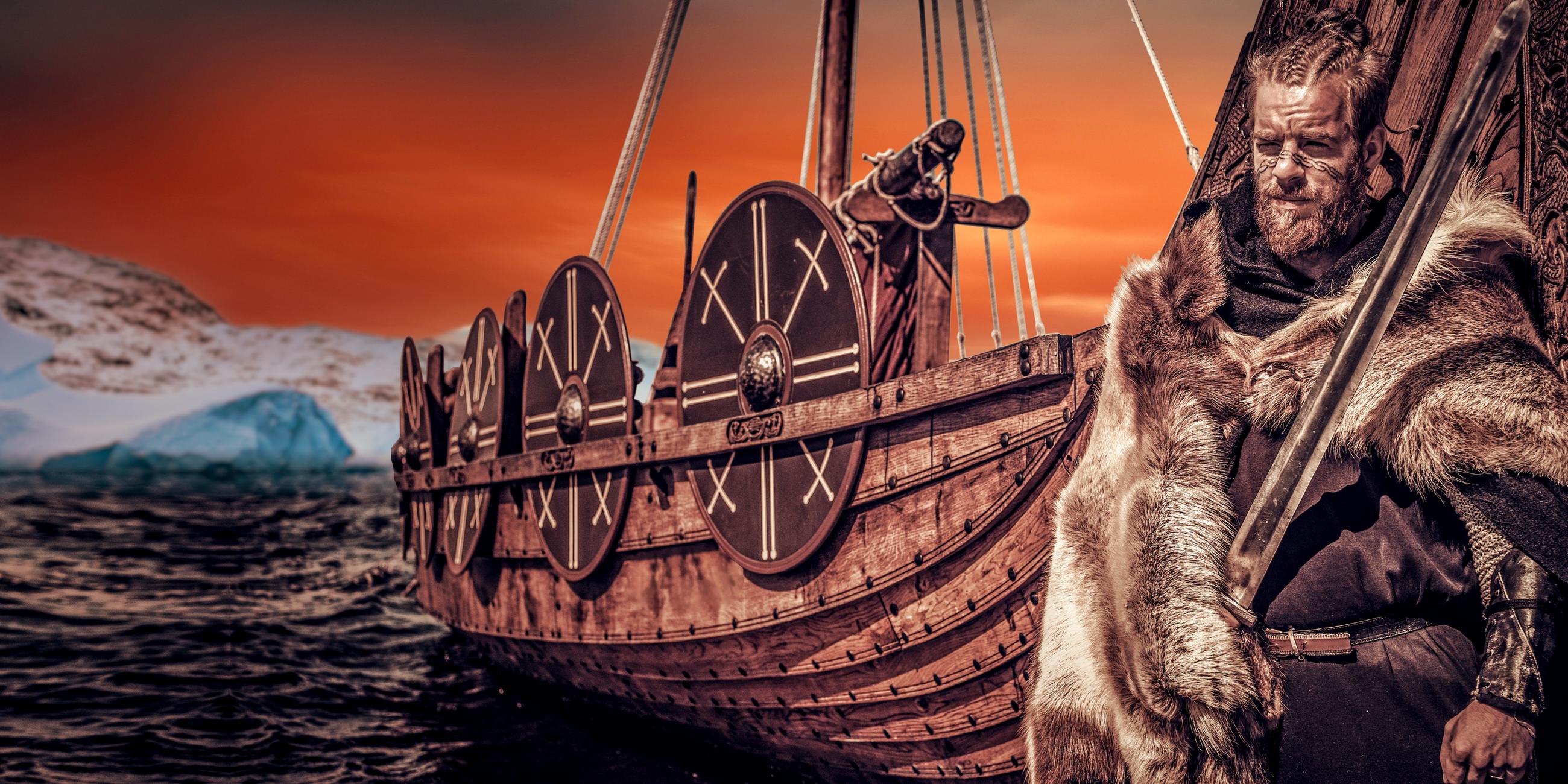Montage: Ein Wikinger mit Schwert steht vor seinem Schiff, im Hintergrund sind schneebedeckte Berge.