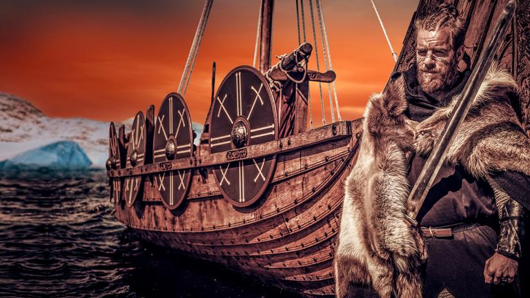 Montage: Ein Wikinger mit Schwert steht vor seinem Schiff, im Hintergrund sind schneebedeckte Berge.
