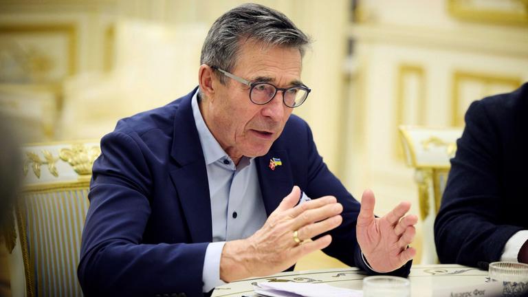 Der ehemalige NATO-Generalsekretär, Anders Fogh Rasmussen, spricht sich während eines Treffens mit dem ukrainischen Präsidenten Wolodymyr Selenskyj im Mariinski-Palast, aufgenommen am 30.01.2024