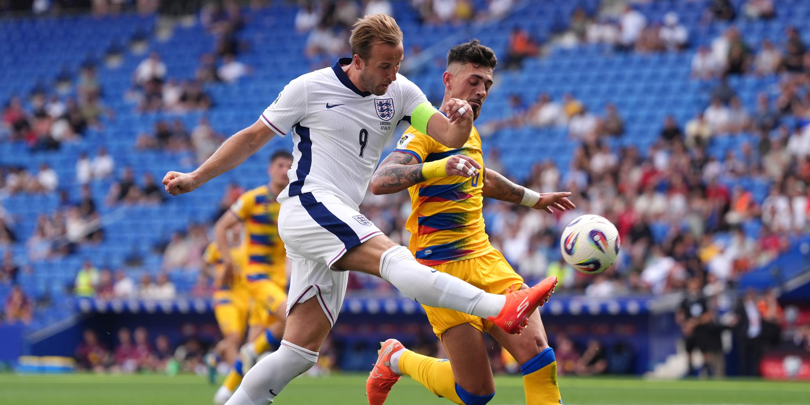 Englands Harry Kane und Andorras Marc Garcia kämpfen um den Ball.