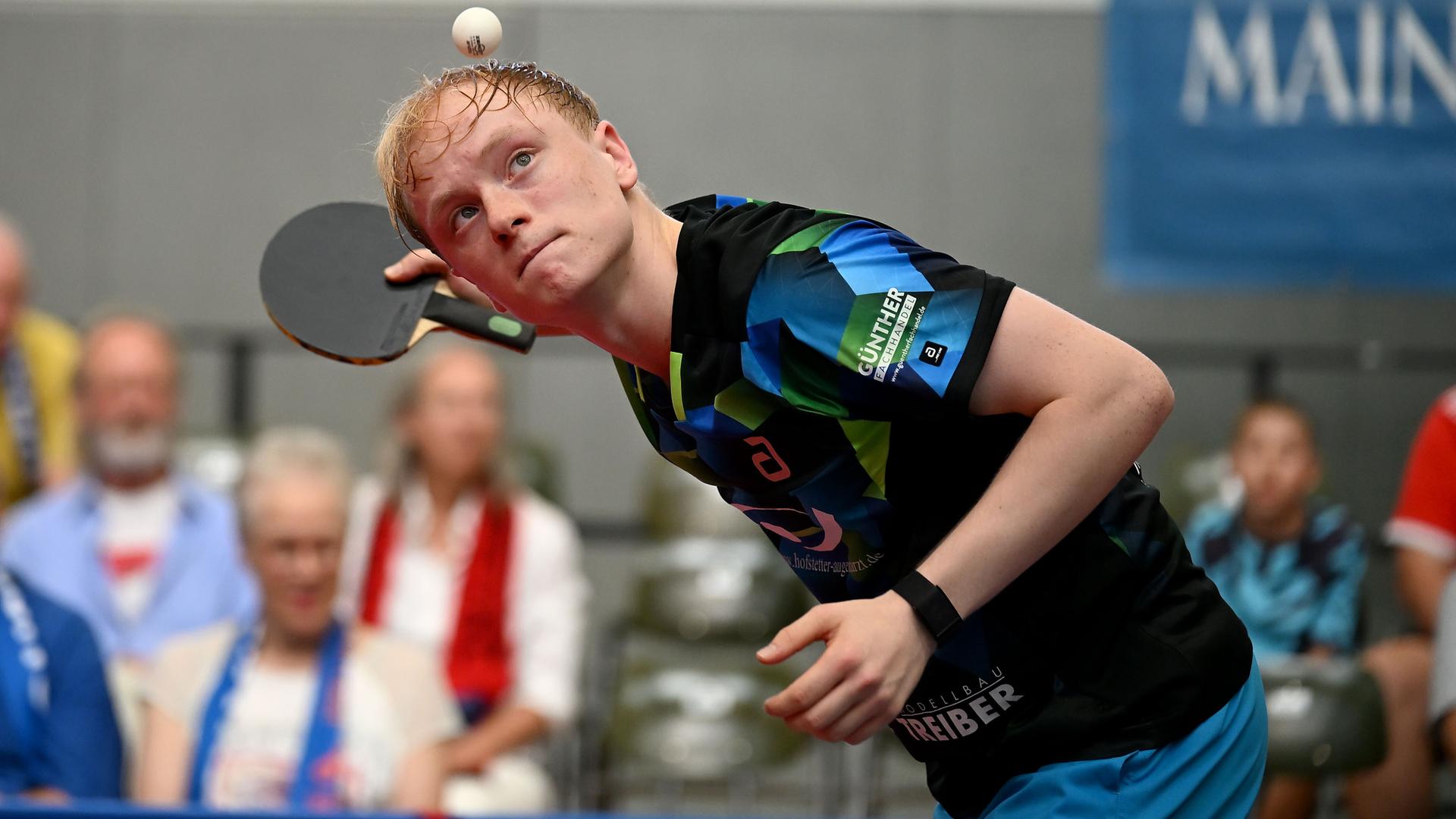 Tischtennis-Spieler André Bertelsmeier beim Aufschlag