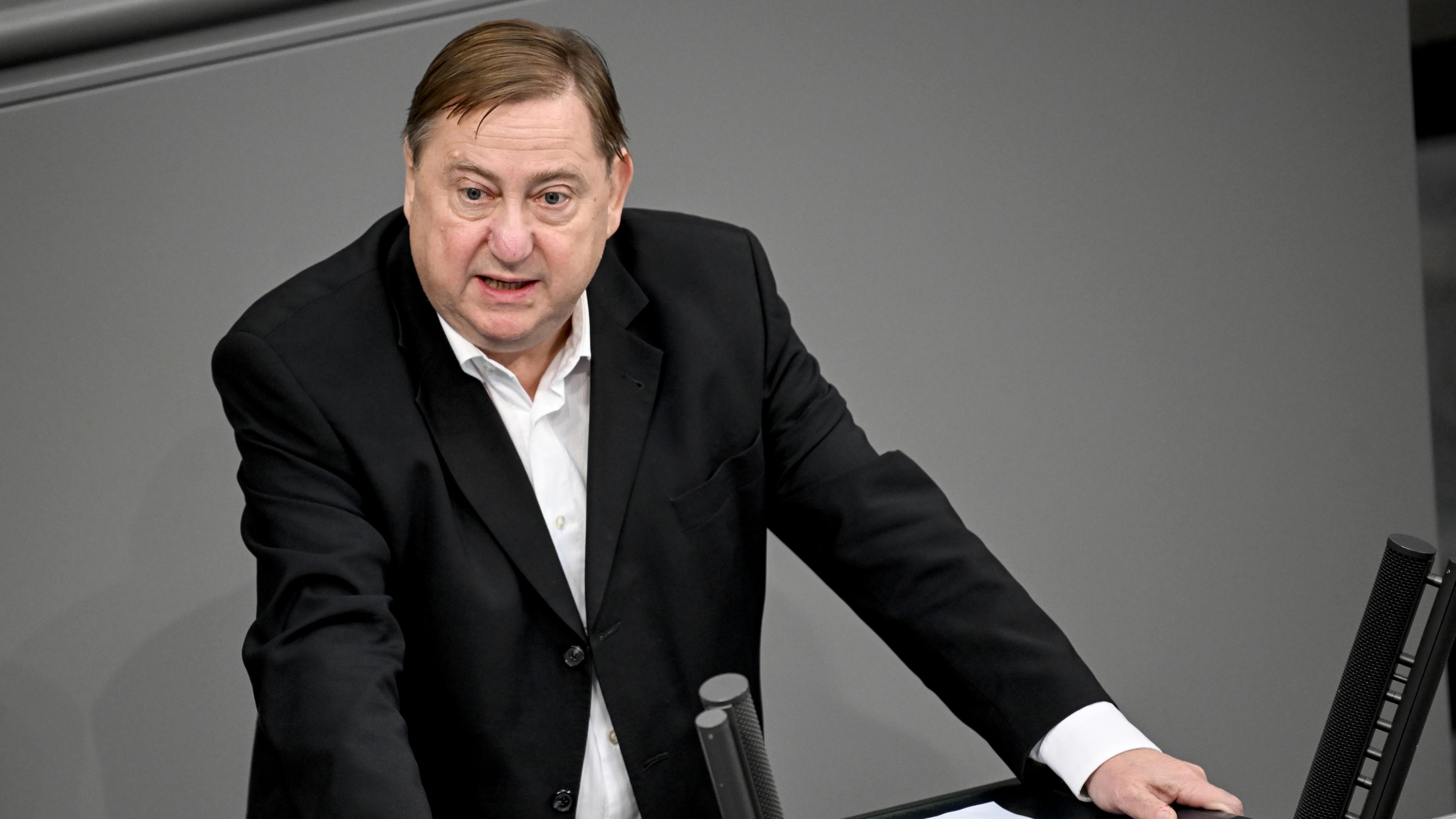 Archiv: André Hahn spricht im Plenarsaal des Bundestages am 16.12.2022