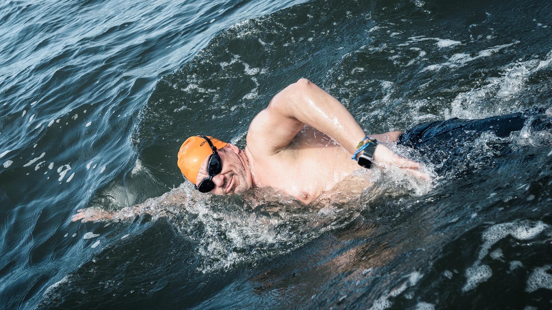 Blick von schräg oben: Extremschwimmer André Wiersig krault in der Nordsee.