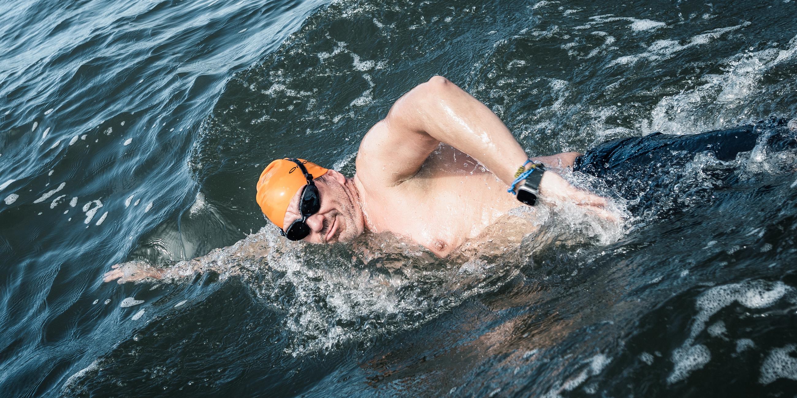 Blick von schräg oben: Extremschwimmer André Wiersig krault in der Nordsee.