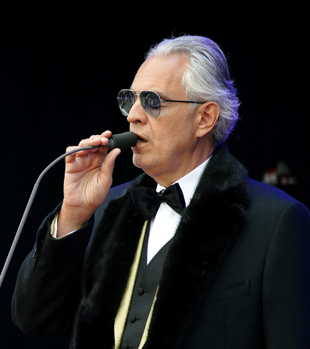  Andrea Bocelli singend 