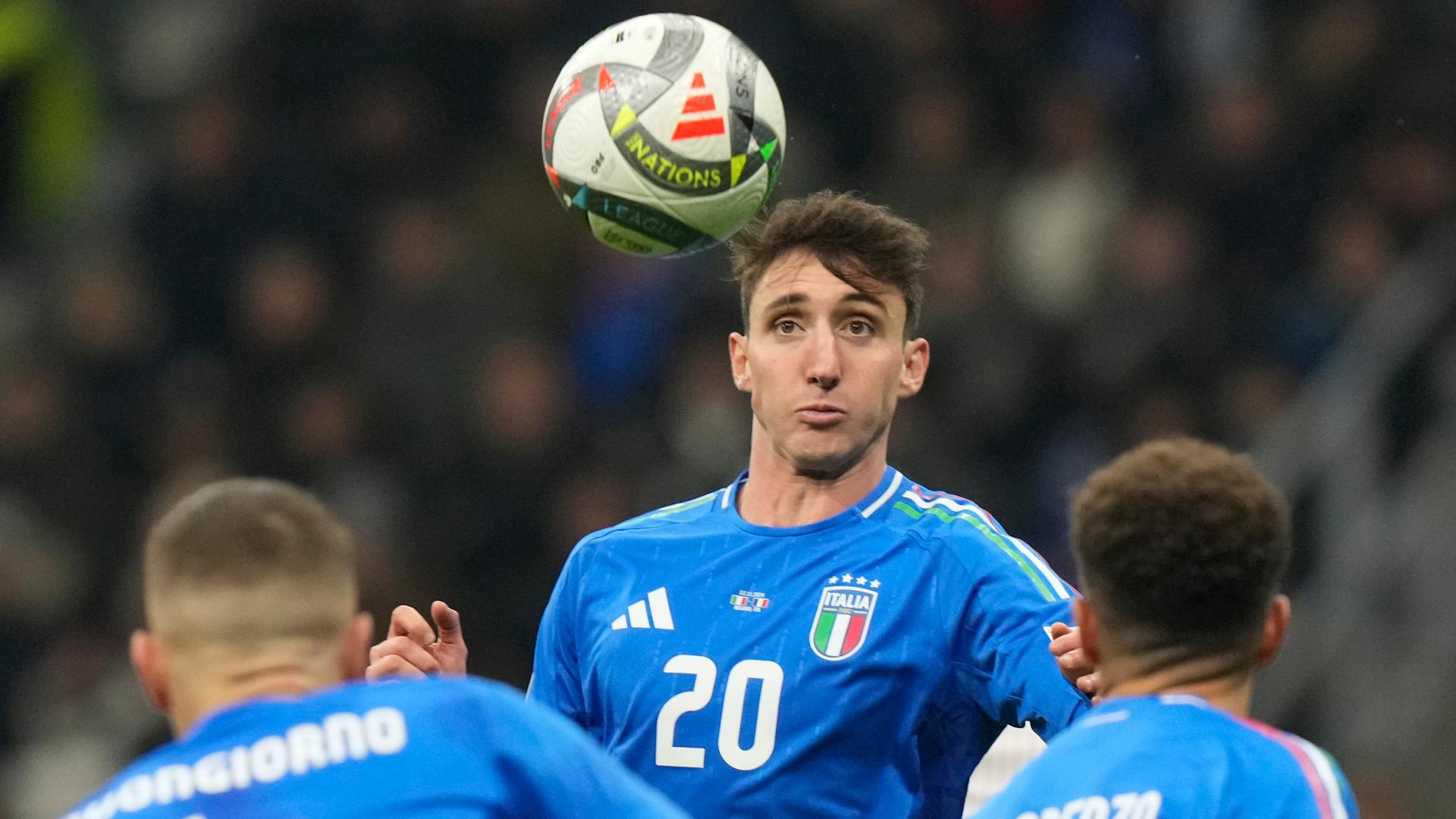 Andrea Cambiaso (Italien) sieht den Ball auf sich zufliegen.