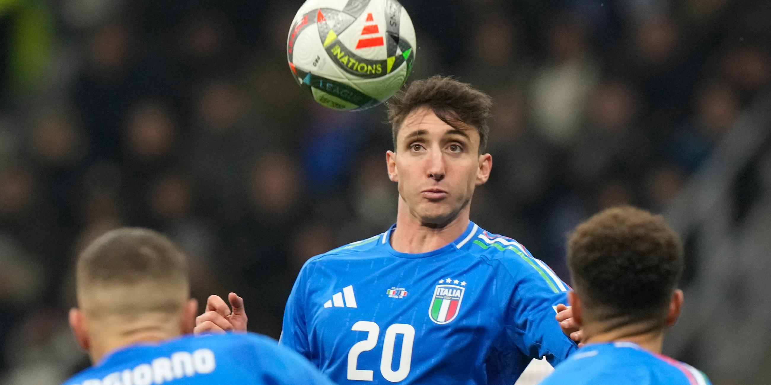 Andrea Cambiaso (Italien) sieht den Ball auf sich zufliegen.