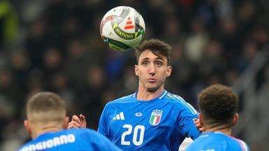 Andrea Cambiaso (Italien) sieht den Ball auf sich zufliegen.