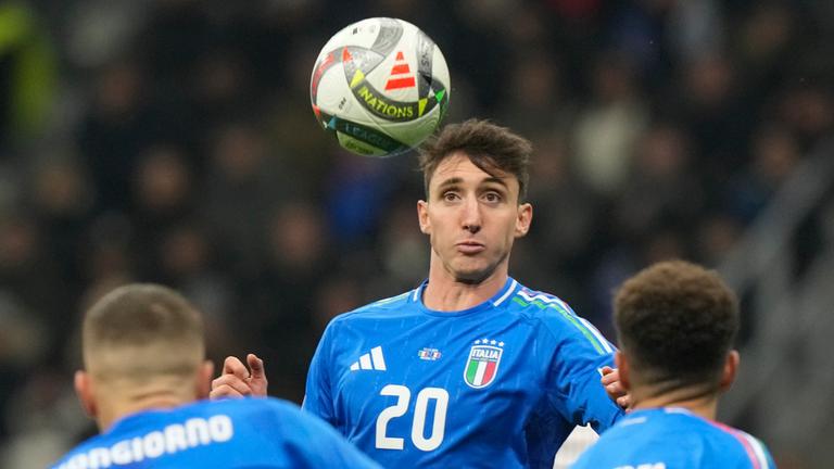 Andrea Cambiaso (Italien) sieht den Ball auf sich zufliegen.