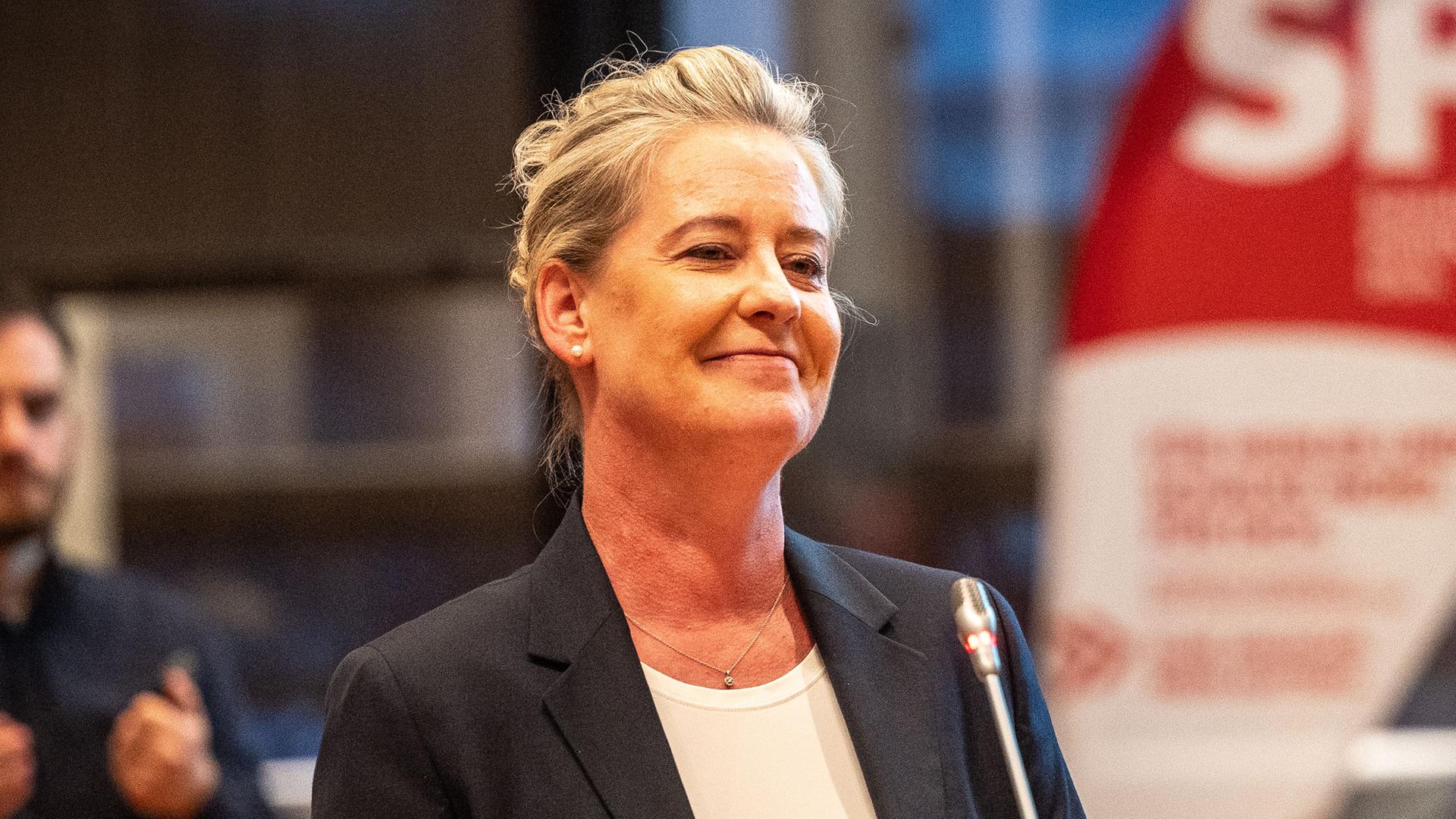 Im Rahmen de Komunalwahl 2025 warten die Mitglieder der SPD um die Bürgermeisterkanditatin Andrea Henze auf die Ergebnisse am 14.09.2025 im Rathaus in Gelsenkirchen. 