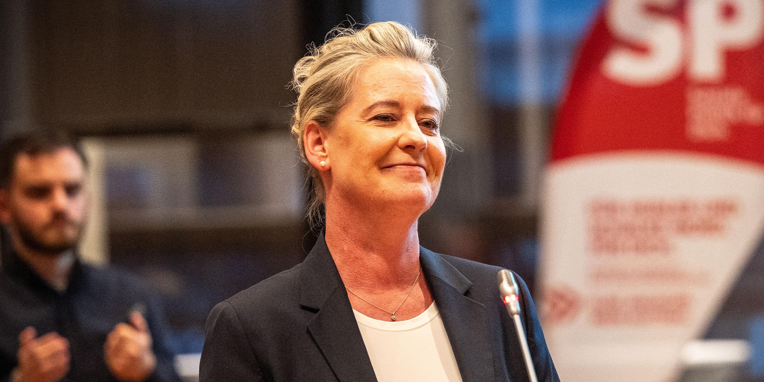 Im Rahmen de Komunalwahl 2025 warten die Mitglieder der SPD um die Bürgermeisterkanditatin Andrea Henze auf die Ergebnisse am 14.09.2025 im Rathaus in Gelsenkirchen. 