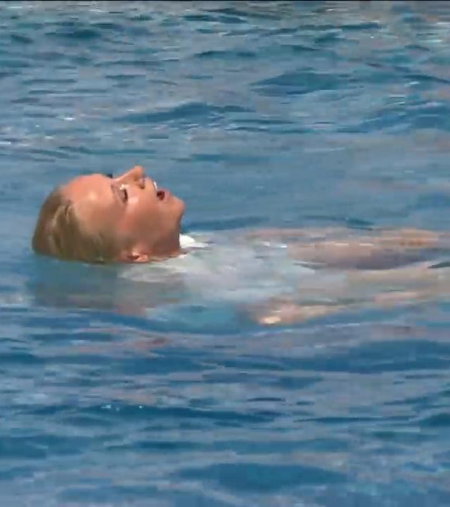 ZDF-Fernsehgarten Moderation Andrea Kiewel treibt im Wasser des Fernsehgarten-Pools