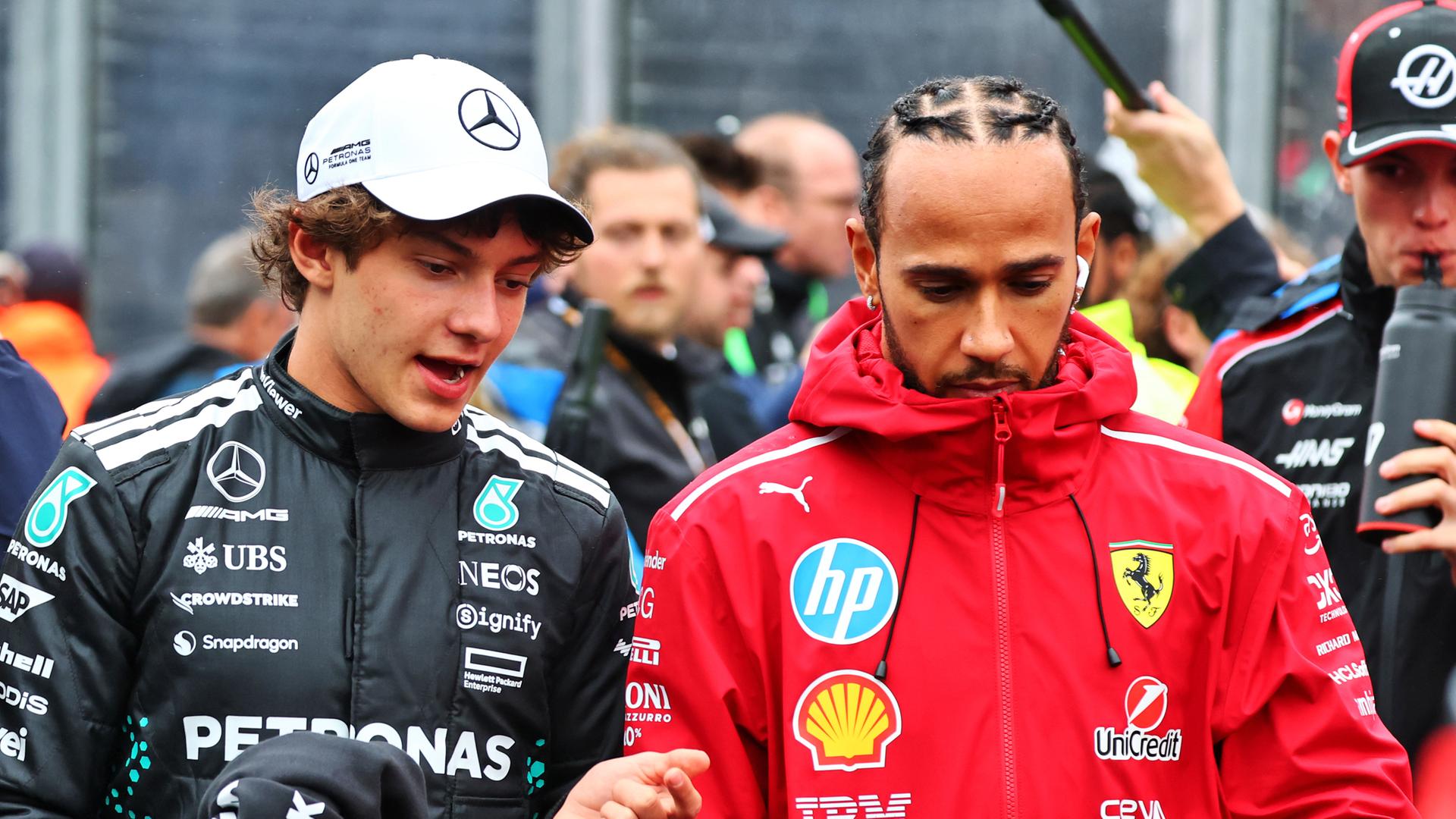 Andrea Kimi Antonelli und Lewis Hamilton