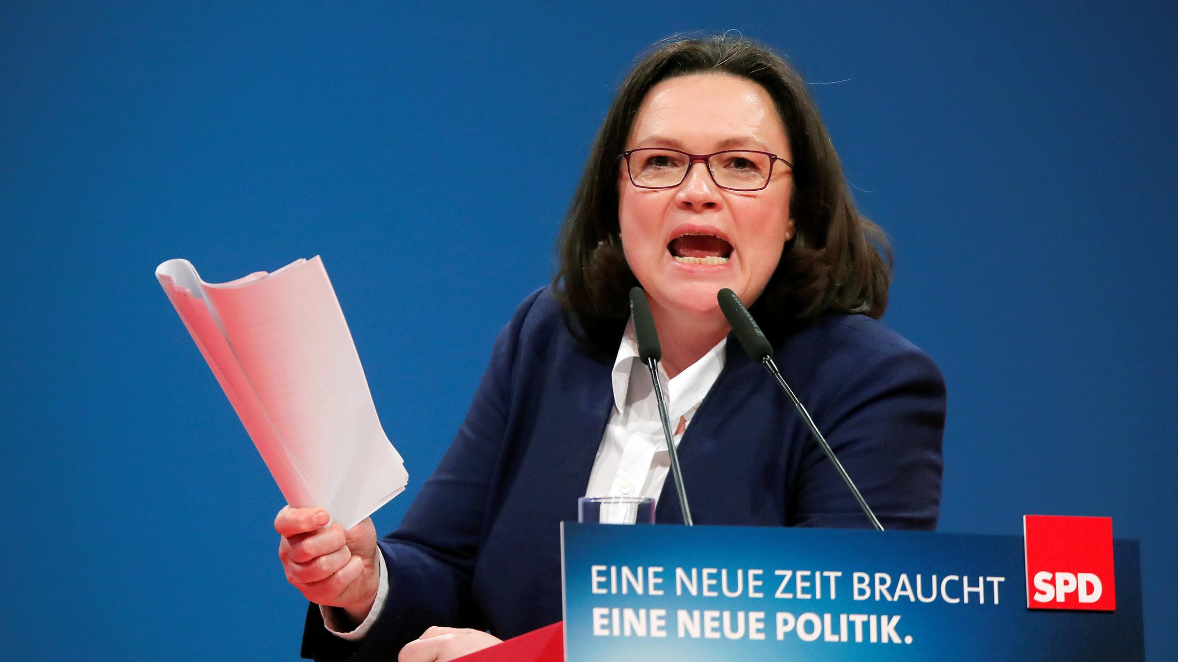 Andrea Nahles bei einem Parteitag am Rednerpult