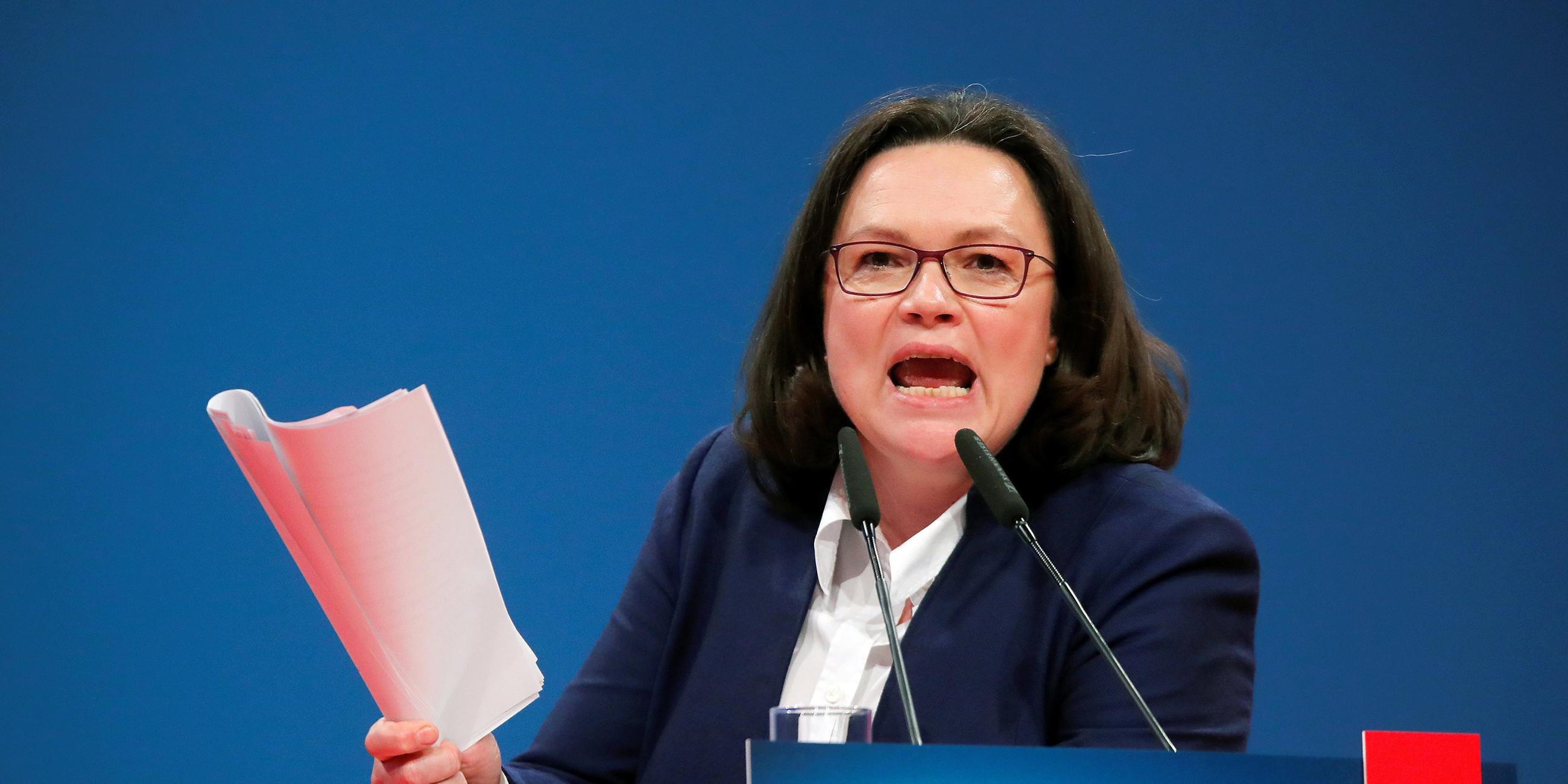 Andrea Nahles bei einem Parteitag am Rednerpult
