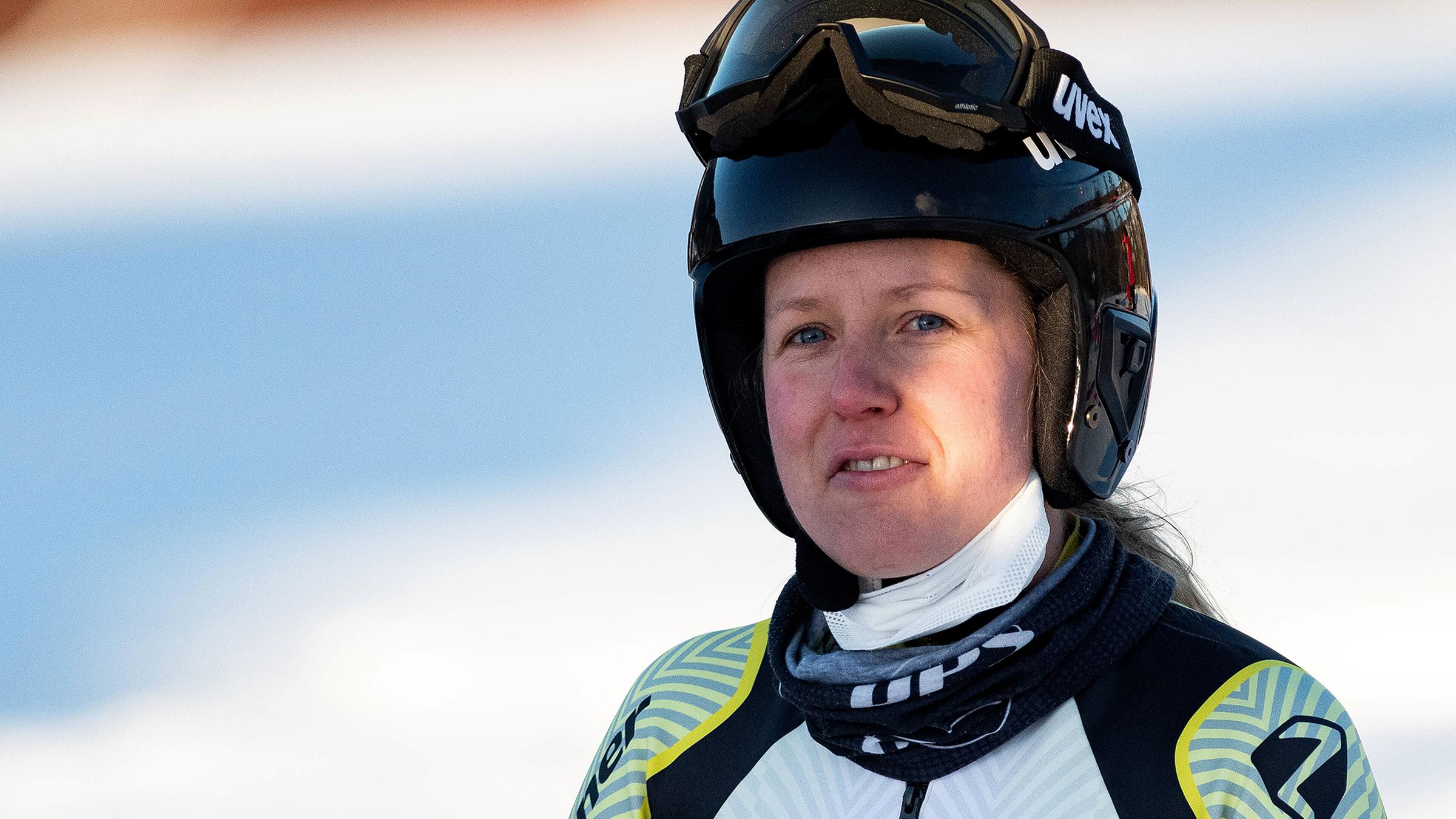 Andrea Rothfuss trägt einen Skihelm und lächelt in die Kamera.
