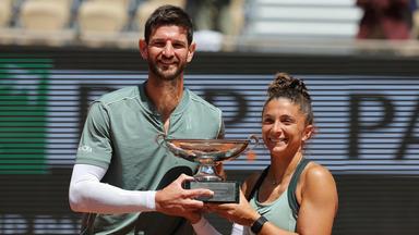 Der Italiener Andrea Vavassori (links) und die Italienerin Sara Errani posieren mit ihrem Pokal nach ihrem Sieg über die Kanadierin Gabriela Dabrowski und den US-Amerikaner Evan King am Ende ihres Mixed-Doppel-Finales der French Open im Roland-Garros-Komplex in Paris am 04.06.2026. 