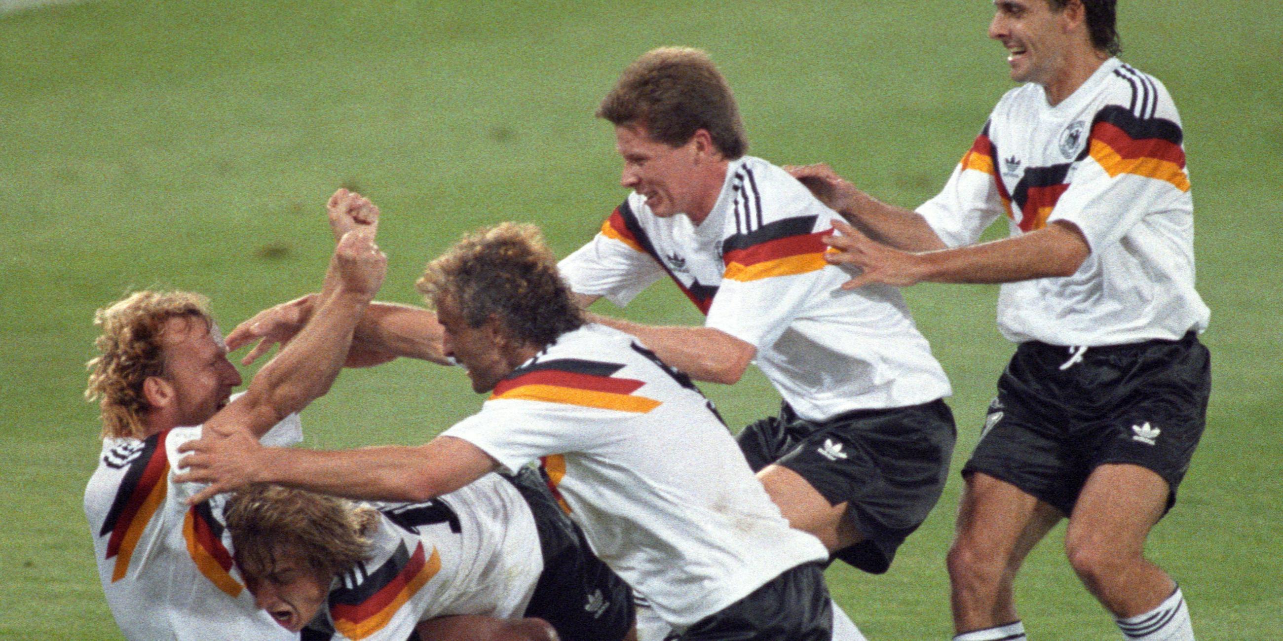 Andreas Brehme wird von seinen Mannschaftskameraden umringt, nachdem er das einzige Tor im Finale der Fußballweltmeisterschaft gegen Argentinien erzielt hat, aufgenommen am 19.10.2019