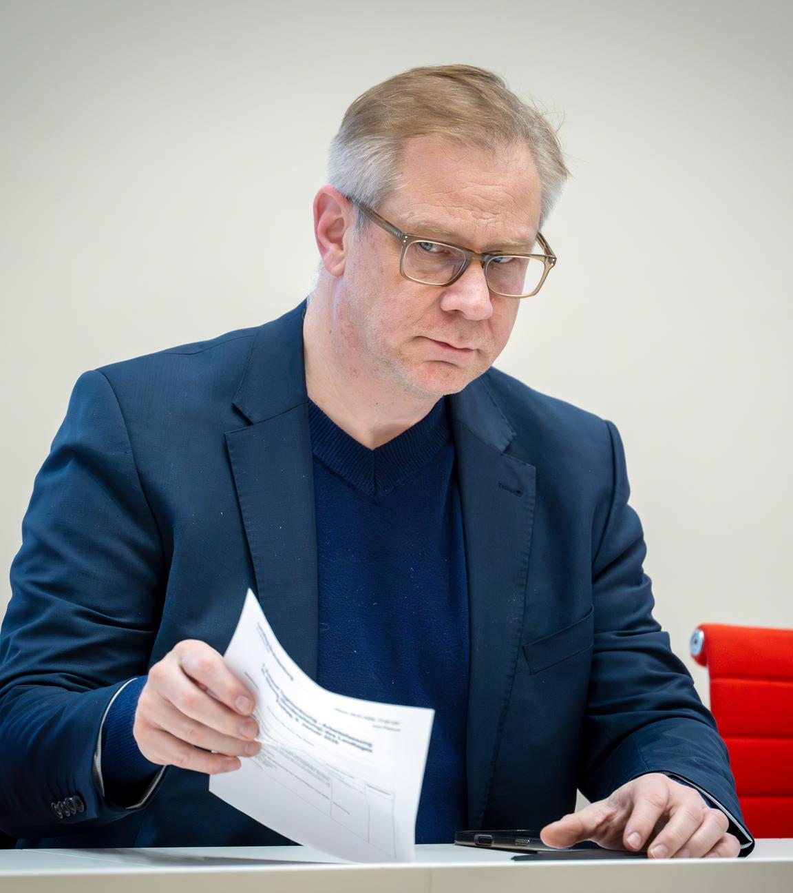 Andreas Büttner im Brandenburger Landtag. Er blättert in Dokumenten.