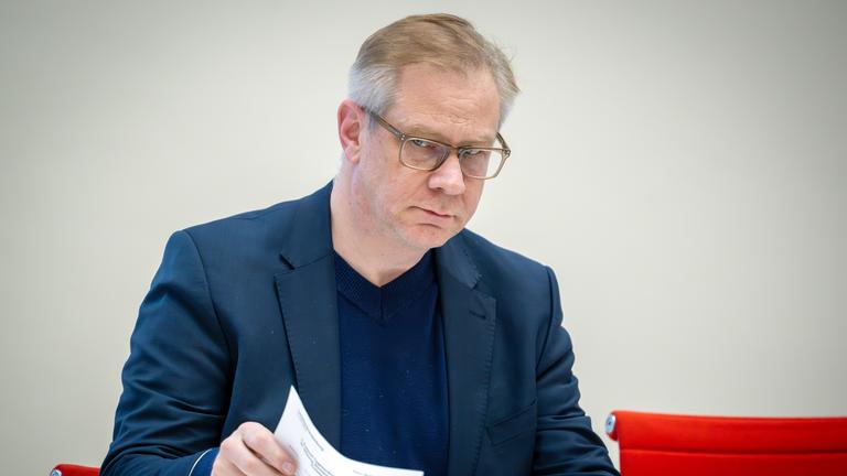 Andreas Büttner im Brandenburger Landtag. Er blättert in Dokumenten.
