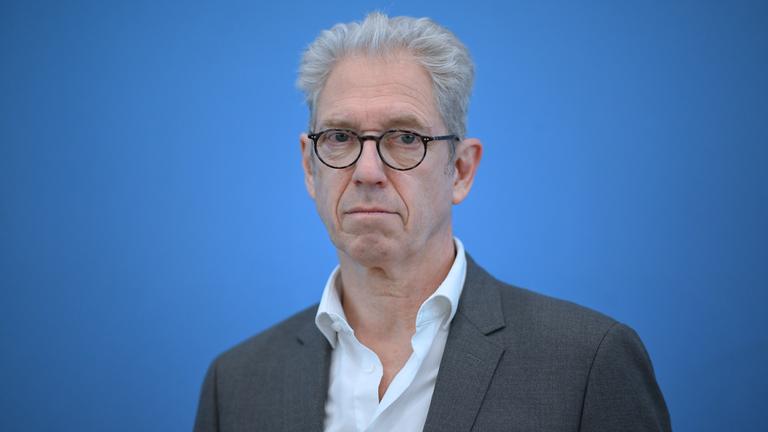 Andreas Gassen, Vorstandsvorsitzender der Kassenärztlichen Bundesvereinigung (KBV), spricht bei einer Pressekonferenz der Gesundheitsverbände zu politischen Forderungen.