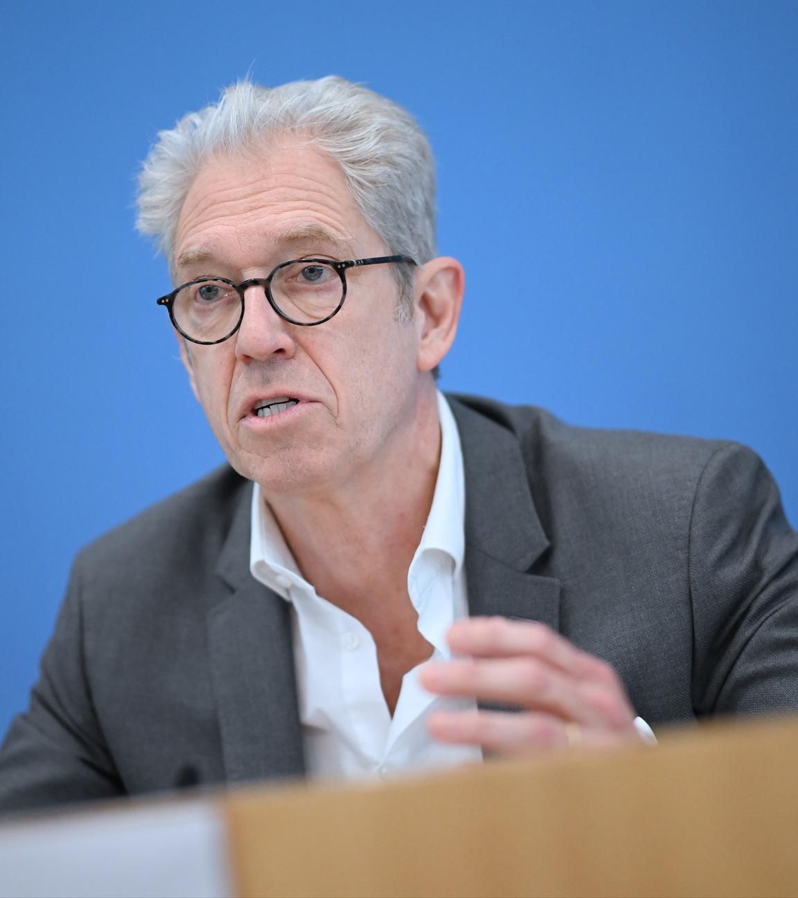 Andreas Gassen, Vorstandsvorsitzender der Kassenärztlichen Bundesvereinigung (KBV), spricht am 11.04.2024 in Berlin bei einer Pressekonferenz der Gesundheitsverbände zu politischen Forderungen.
