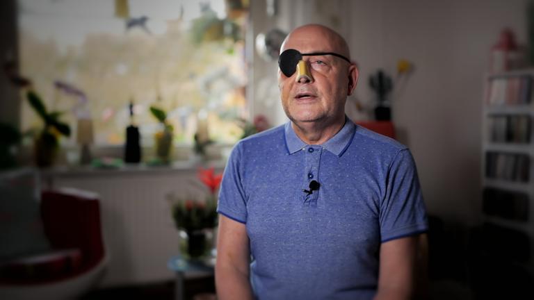 Andreas Roger mit Augenklappe und Nasenbandage