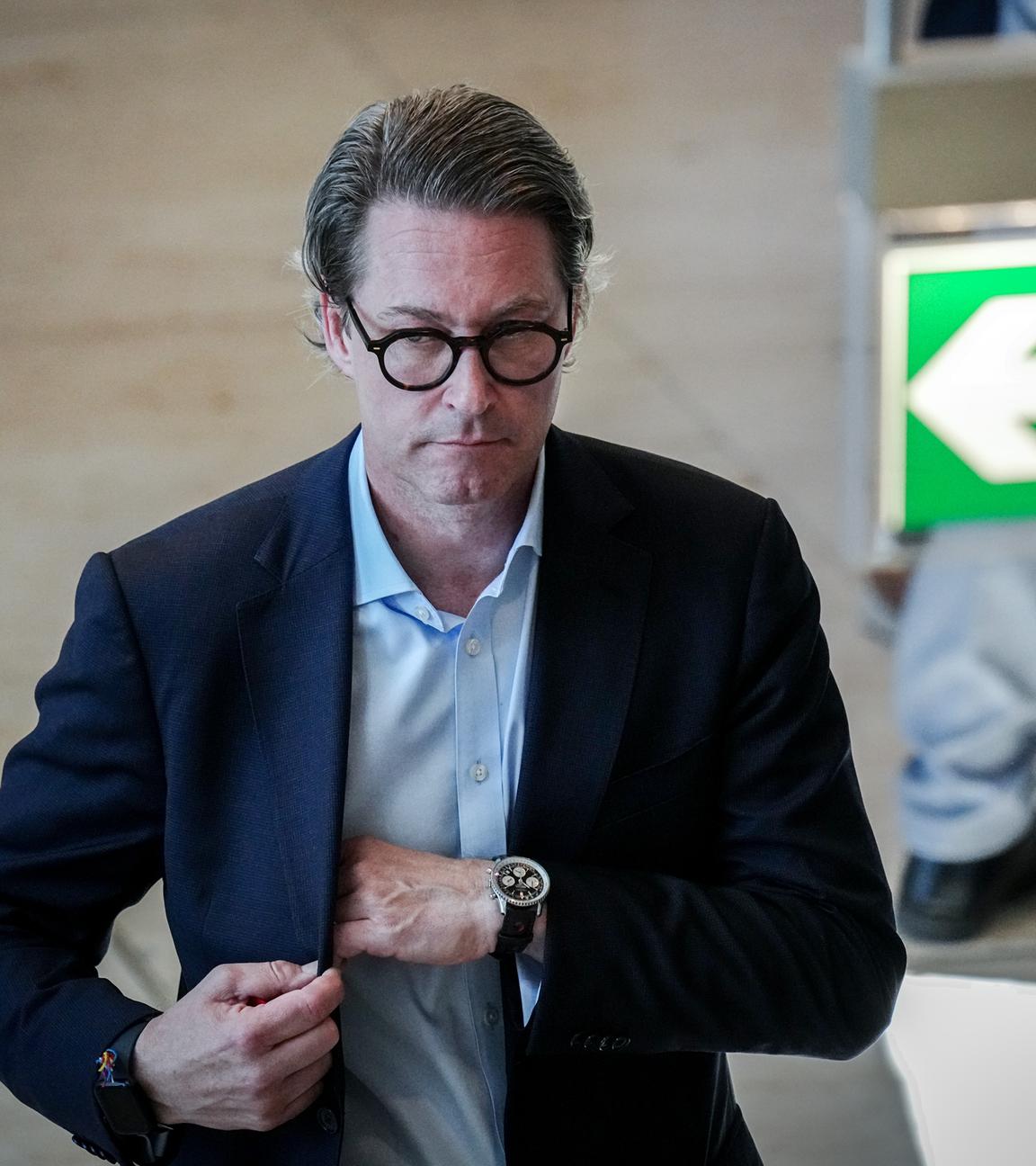 Andreas Scheuer, ehemaliger Bundesverkehrsminister, kommt zu einer Abstimmung.